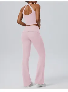 Vue arrière de l'ensemble haut de sport dos nu et pantalon de yoga évasé rose pour femme