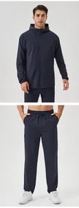 Détail d'un survêtement de sport coupe-vent bleu marine pour homme avec cordon
