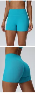 Detailweergave van de turquoise yoga-shorts met hoge taille en een liftend effect.