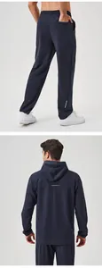 Vue détaillée de l'ensemble de sport bleu marine montrant le dos de la veste et pantalon