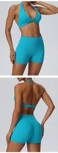 Gedetailleerd voor- en achteraanzicht van turquoise yoga-set met corrigerende shorts