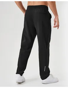 Vue arrière détaillée du pantalon de jogging noir coupe-vent pour hommes avec bande réfléchissante