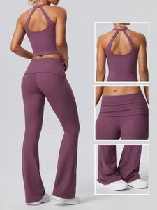 Ensemble de yoga deux pièces avec haut dos nu et legging évasé pour le sport fitness