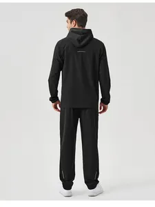 Vue arrière détaillée d'un survêtement de sport noir à capuche pour homme, running