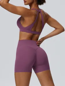 Lila Damen Sport-BH mit Neckholder und Yoga-Shorts Set mit modischem offenem Rückendesign