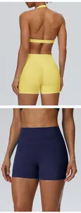 Close-up van high-waist yoga shorts met push-up effect in geel en marineblauw voor sporten