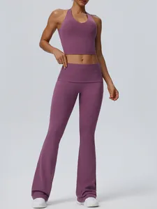 Lila Neckholder-Yoga-Top und High-Waist-Schlaghose Set für Damen-Fitness-Training.