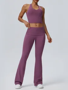 Ensemble de yoga mauve avec haut licou et pantalon évasé pour fitness et entraînement
