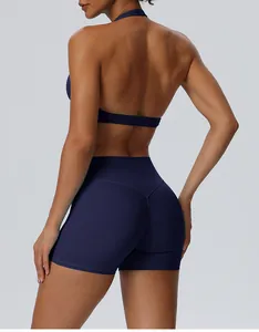 Gedetailleerd achteraanzicht van de marineblauwe push-up yogashorts met hoge taille