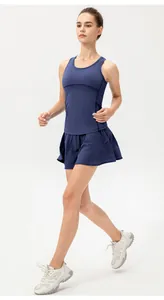 Vista detallada de la falda pantalón de tenis azul y la camiseta deportiva a juego