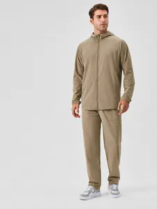 Ensemble de sport beige respirant pour homme pour le jogging et le fitness en plein air.