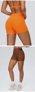 Gedetailleerde weergave van de yoga-shorts met hoge taille in oranje en bruine kleur