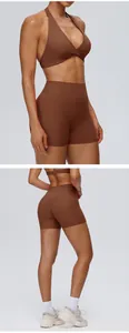 Voor- en achterkant detail van bruine high-waist yoga shorts voor dames, sneldrogend