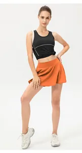 Detalle de falda pantalón deportiva naranja para mujer para tenis, yoga y fitness.