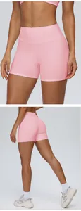 Detailweergave van de roze yoga short met hoge taille en flatterend liftend effect.