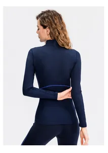Detailweergave van de achterkant van de marineblauwe slim fit yoga top voor dames