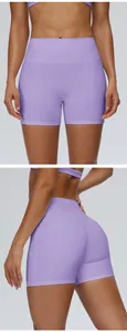 Detailweergave van de paarse yoga shorts met hoge taille en een push-up effect
