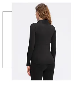 Achteraanzicht van een zwart sportshirt met lange mouwen voor dames voor yoga en fitness