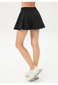 Detalle de una falda pantalón deportiva negra de secado rápido para mujer mostrando el ajuste.