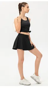 Vista lateral de mujer con falda pantalón de tenis negra y top deportivo a juego