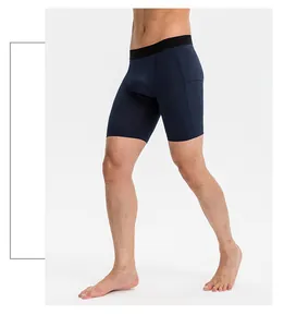 Detailaufnahme der dunkelblauen Kompressionsshorts für Herren mit Seitentasche