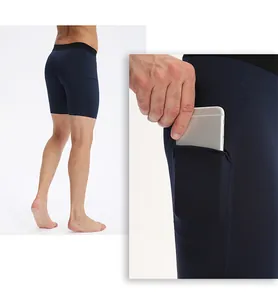 Detailansicht der dunkelblauen Herren-Kompressionsshorts mit praktischer Handytasche