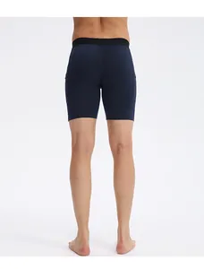 Rückansicht der marineblauen Kompressionsshorts für Herren zeigt die enge Passform