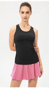 Vista frontal de modelo con falda pantalón deportiva de secado rápido en rosa y negro. (87 chars)