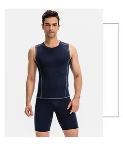 Blaues Kompressionsset für Herren mit Tanktop und Sportshorts inklusive praktischer Taschen