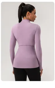 Detail achteraanzicht van een paarse yoga top met lange mouwen voor dames fitness