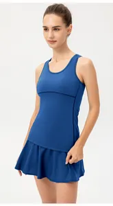 Vista detallada del tejido transpirable y del conjunto de falda-pantalón azul deportivo.
