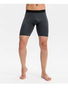 Detailansicht der dunkelgrauen Kompressions-Sportshorts für Herren mit Seitentaschen.