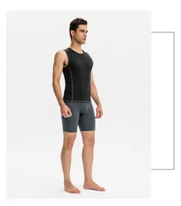 Professionelle Seitenansicht eines Sportlers in grauen Kompressions-Laufshorts