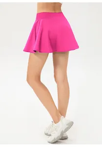 Vista trasera de falda-pantalón deportiva rosa de secado rápido con forro.