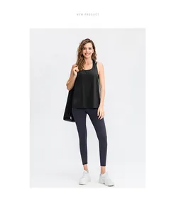 Professionele dames sporttanktop voor yoga en fitness gepresenteerd door een model