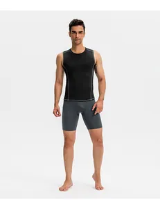 Ganzkörperansicht eines Mannes in schwarzem Kompressionsoberteil und grauen Sportshorts