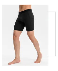 Detailansicht der schwarzen Kompressions-Fitness-Shorts für Herren mit Seitentasche.