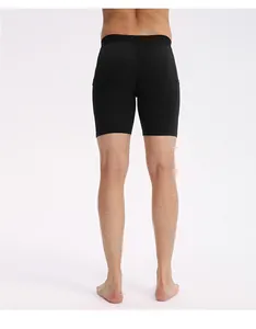 Rückansicht der schwarzen Herren Kompressionsshorts für Laufen und Training.