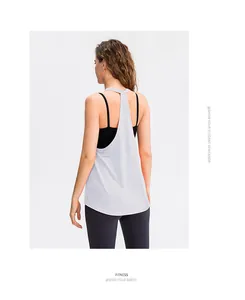 Achteraanzicht van de losse, ademende yoga tanktop voor dames in lichtgrijs met racerback