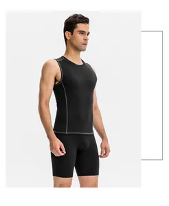 Seitenansicht eines Mannes in schwarzer Kompressions-Fitnesskleidung auf weißem Grund.