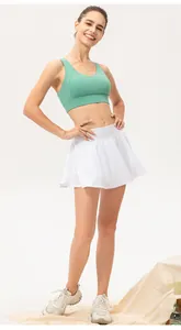 Foto de estudio de falda pantalón de tenis blanca de secado rápido para mujeres