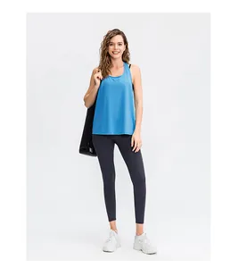 Volledig beeld van een model in losse blauwe yoga-tanktop voor fitness en hardlopen.