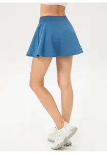 Vista trasera de una falda pantalón deportiva azul de secado rápido para tenis y yoga.