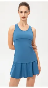 Primer plano de una modelo con conjunto deportivo azul transpirable de skort