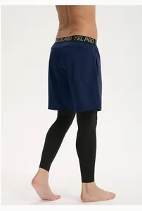 Rückansicht von Herren 2-in-1 Sportshorts in Dunkelblau mit schwarzen Kompressions-Leggings