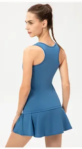 Vista trasera de un conjunto azul de falda de tenis y camiseta deportiva de mujer