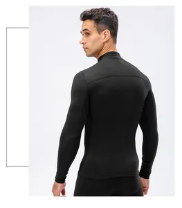 Gedetailleerd overzicht van thermisch compressieshirt voor heren met hoge kraag en pasvorm