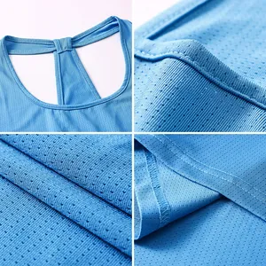 Detailopname van de ademende mesh-stof en de naden op de blauwe yoga tanktop