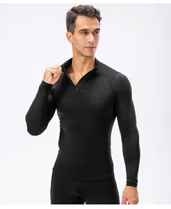 Detailweergave van thermisch sportshirt voor heren met rits en opstaande kraag
