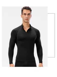 Gedetailleerd beeld van zwarte compressietop met rits voor heren fitness training